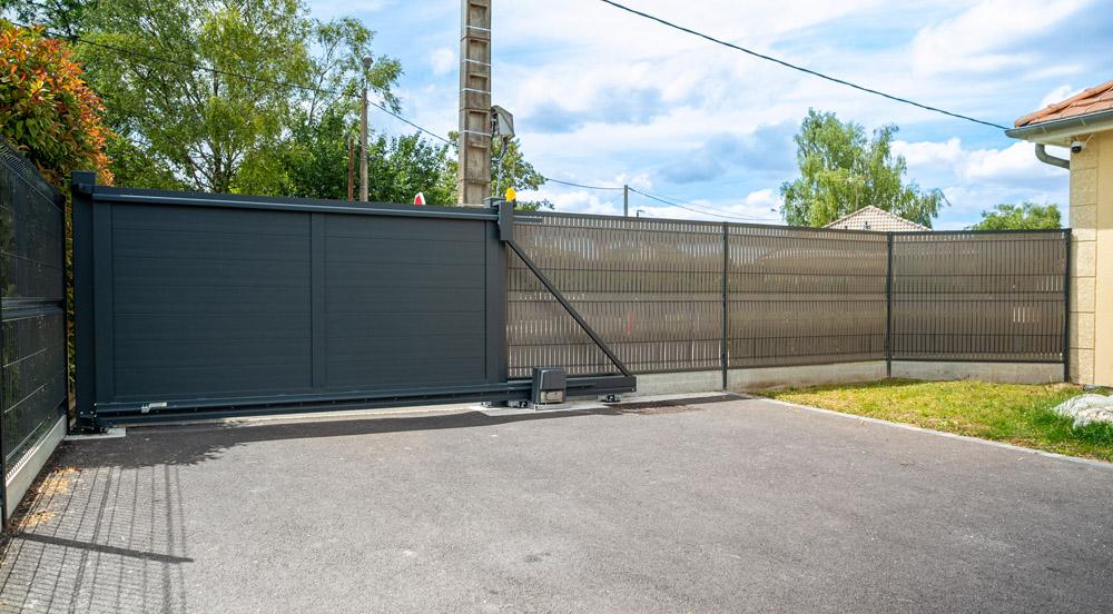 installation-portail-maison-neuflize